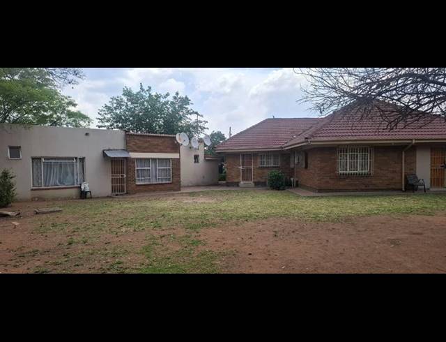 9 BEDROOM HOUSE FOR SALE IN KEMPTON PARK EXT 03